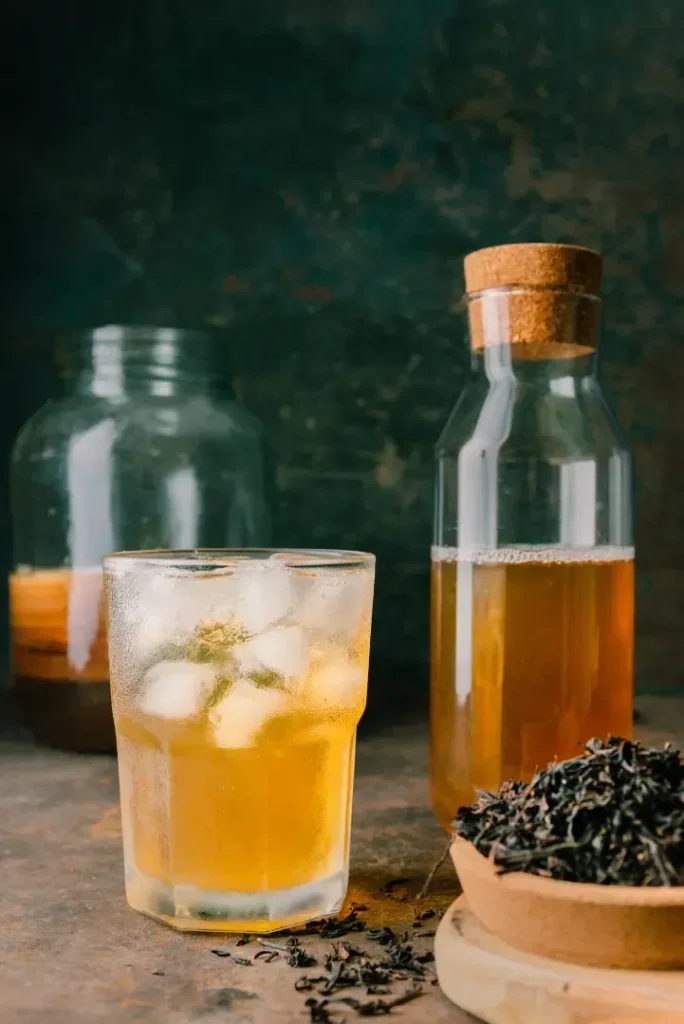 Verre kombucha, avec une jarre et ses scobys