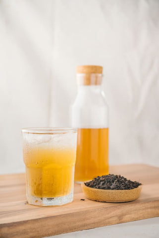 Kombucha en bouteille et thé noir