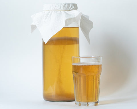 Scoby flottant au milieu d'une jarre