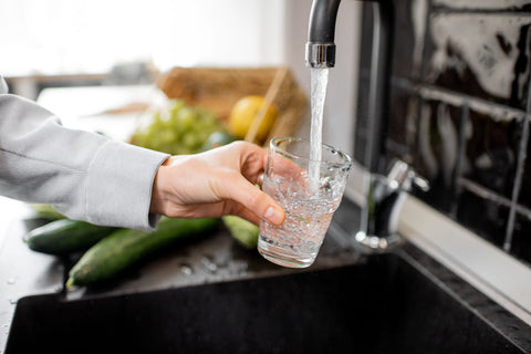 Eau du robinet servit dans un verre