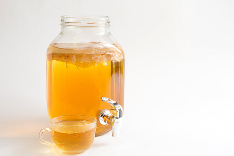 Kombucha fontaine et un verre