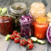 plusieurs légumes en cours de lacto fermentation