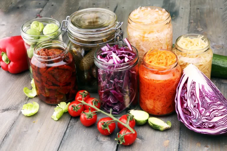plusieurs légumes en cours de lacto fermentation