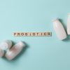 Gélules de probiotiques à côté d'un yaourt à boire