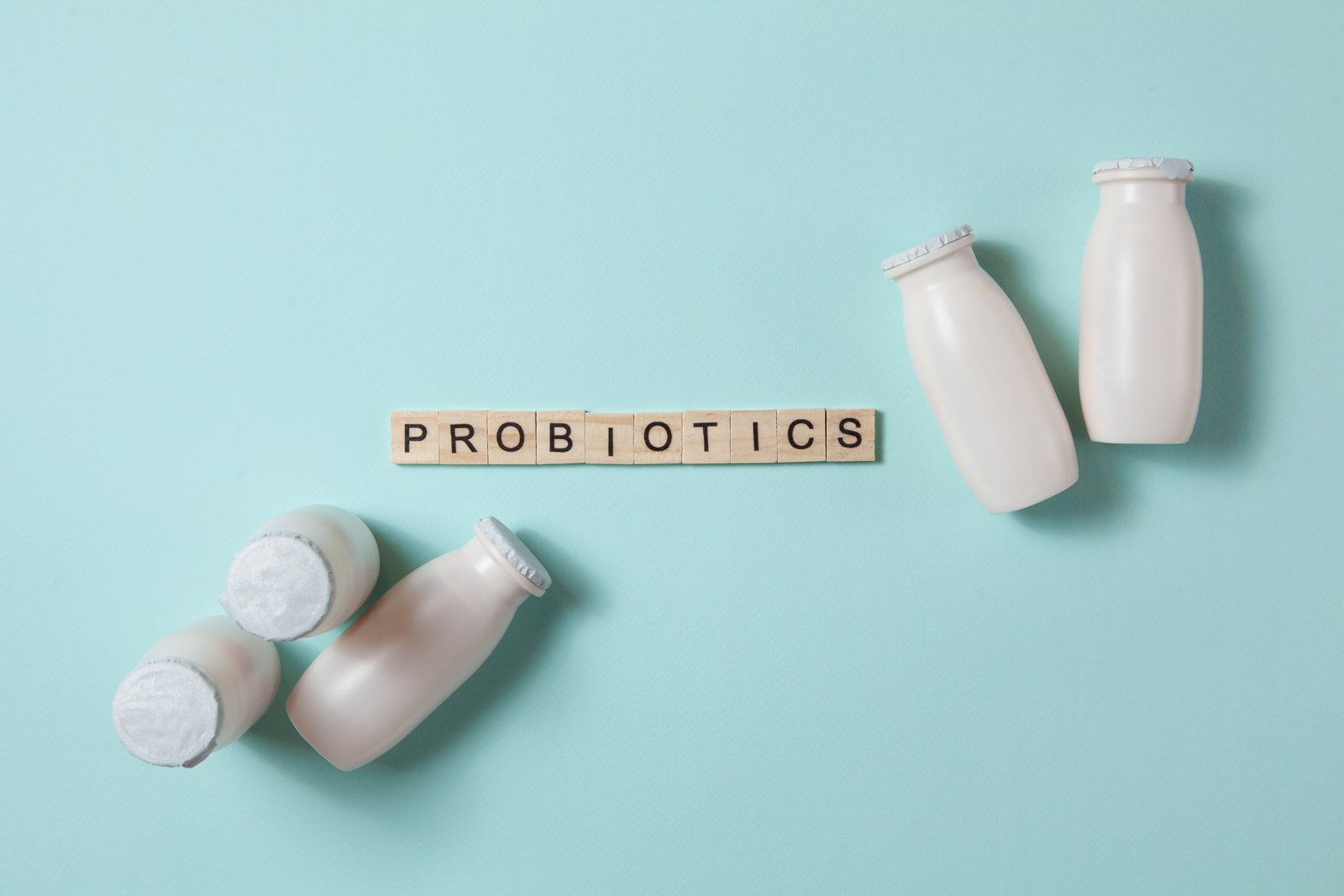 Gélules de probiotiques à côté d'un yaourt à boire