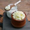 Yaourt et grains de kéfir de lait sur une planche de cuisine