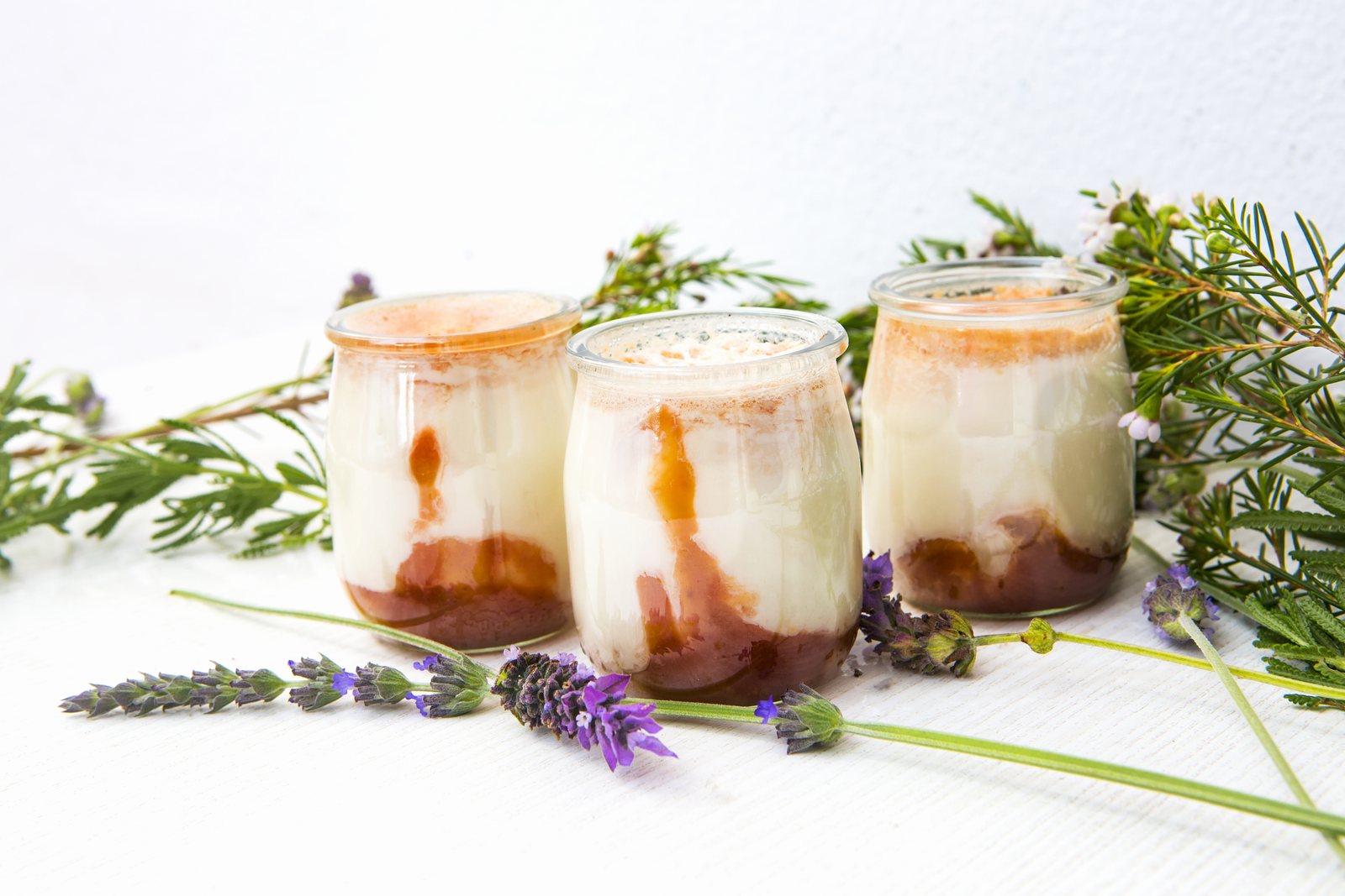 Yaourt maison avec un fond de pot de coulis de fruits et de la lavande