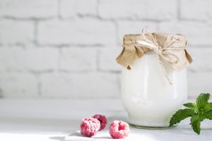 Pot de yaourt maison aux framboises et à la menthe