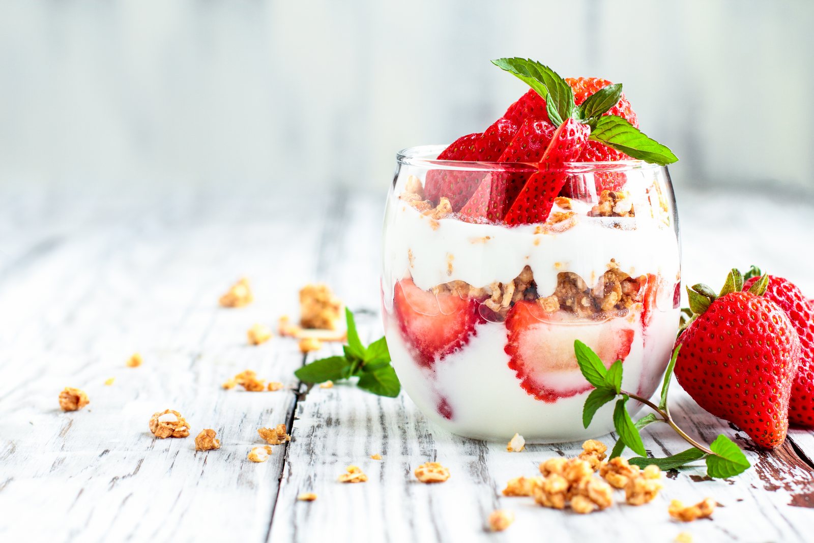 Yaourt maison à la texture semi-liquide, granola et fraises