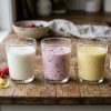 Verres de kéfir de lait nature et aromatisé aux fruits rouges