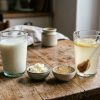 Un verre de kéfir de lait blanc et un verre de kéfir de fruits doré côte à côte